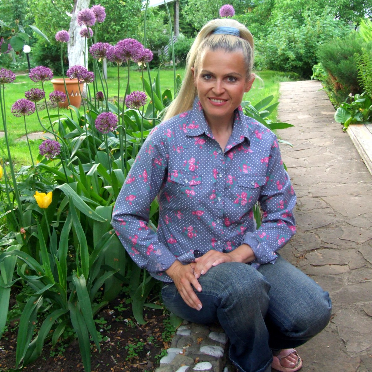 Автор курса - Ольга Воронова, ландшафтный дизайнер, автор книг по садоводству, телеведущая и преподаватель Международной школы дизайна.