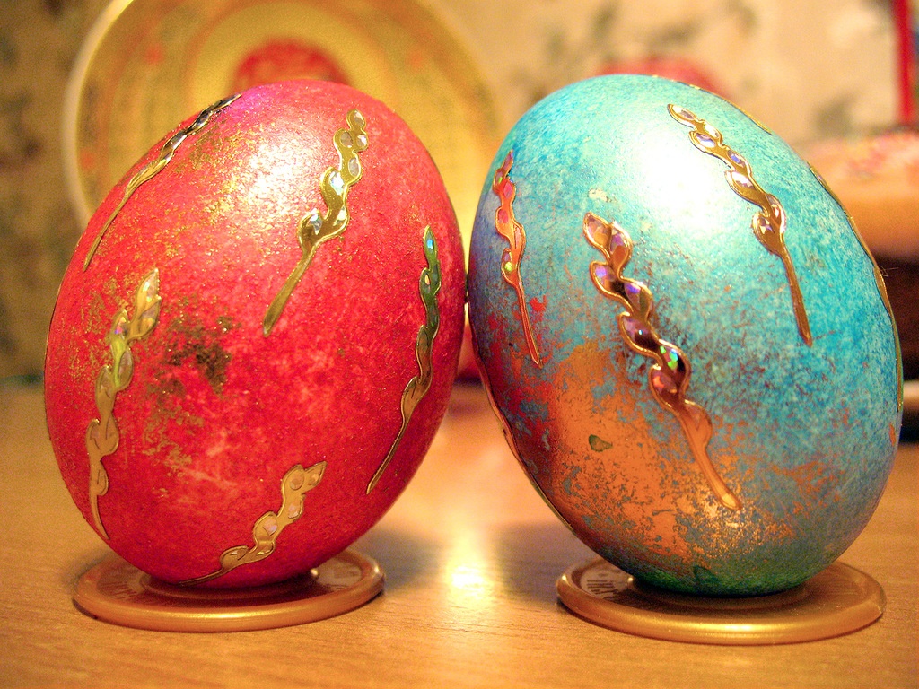 Использовано фото elena-bond13. Мраморные яйца с декоративными наклейками