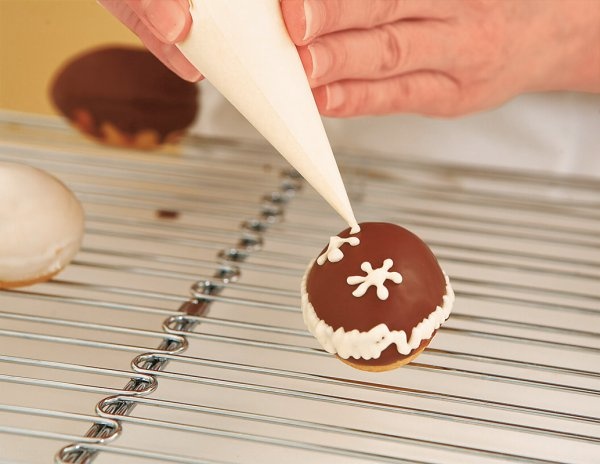 Крашенка с узором сахарной пудрой